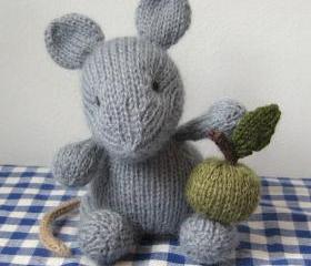 Putney Mouse and basket of apples toy knitting pattern with easy to follow instructions and photos