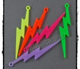  70pcs Colorful Lightning CHARMS Pendants Strike Thunder Made of Acrylic X60