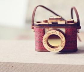 3D Wood and Leather Camera Necklace - Movable lens