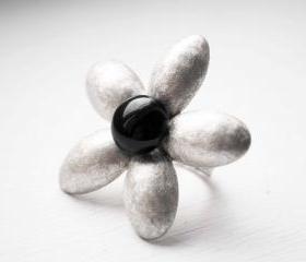 Texturized Sterling Silver Ring. Black Onyx. White and Black. FLOWER Ring. Handmade by Maria Goti Joyas