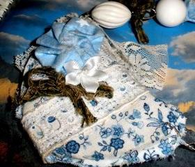 Reversable necklace of fabric and lace - Vintage-inspired and recycled