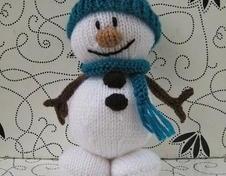 Mr Snowman toy knitting pattern - Christmas decoration or toy gift, easy to knit with this step-by-step pattern