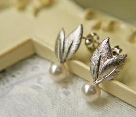 Leaves And White Pearls Wedding Earrings. Matte Silver Post Earrings. Bridal Jewelry. Bridesmaid Earrings. Swarovski Pearls