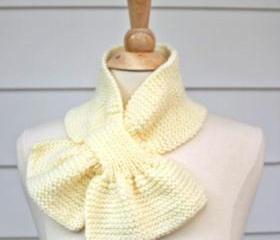 Knit scarf - scarflette - keyhole scarf cream white warm winter