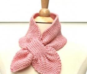 Knit scarf - keyhole scarf scarflette pink winter