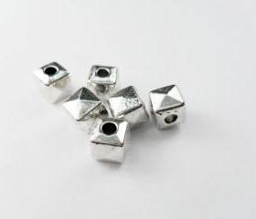  60pcs 5mm Silver Metal Cube Square Pyramid Beads Charms Pendants Spacers PND-401