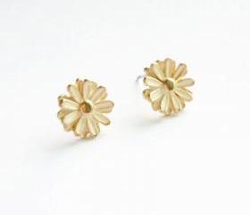 on SALE - Lovely Cream Daisy Stud Earrings - Gift under 10