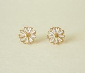 on SALE - Lovely White Daisy Stud Earrings - Gift under 10 