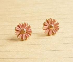 on SALE - Lovely Pale Pink Daisy Stud Earrings - Gift under 10