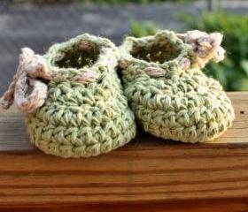 Crochet baby shoes booties - Green beige cotton custom