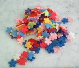 F102b ---100 Mini felt flowers 15 mm or 1.5 cm