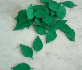 L107 --10 classic leaves on green felt 2 inch