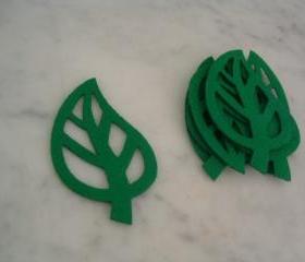 L105 --- 5 leave on green felt