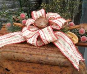 Traditional Christmas Swag - Decoration Made from Cinnamon Sticks, Artificial Greenery and Berries - Shelf Sitter or Wall Hanging