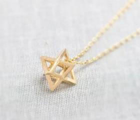 3D star necklace in Gold