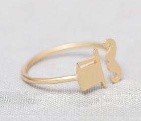 Hat and Mustache ring in gold