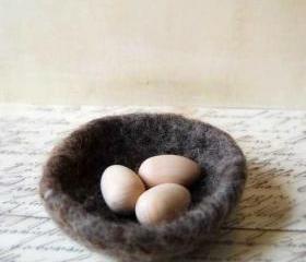 Small Wool Nest and Natural Wood Eggs - Wool Felt- Felted Easter Decoration