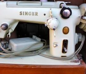 Vintage Singer Sewing Machine with Case