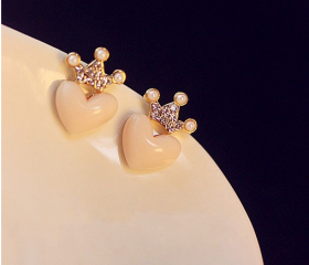 Pure and fresh and crown peach heart love small lovely earringsFrom firstbrightlife