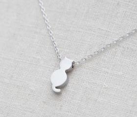 Tiny cat necklace in silver