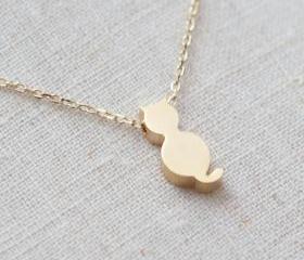 Tiny cute cat necklace in gold