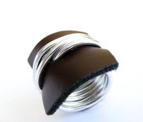 Wire Wrap Ring. Brown Recycled Leather Ring. Customizable Ring. Aluminum Ring. Modern Jewelry. Leather Jewellery. Handmade by SteamyLab.