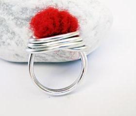 Wire Wrapped Cocktail Ring. Red Felted Wool. Felted Wool Ring. Aluminum Ring. Modern Jewellery. Textile Jewelry. SteamyLab.