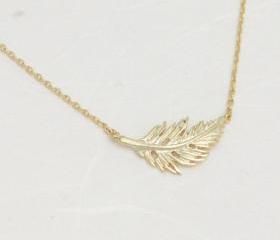 Feather necklace in gold