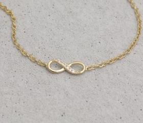 Infinity bracelet in gold