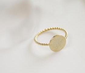 Tiny Round ring in gold