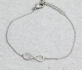 Simple infinity bracelet in white gold