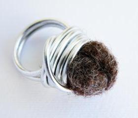 Wire Wrapped Cocktail Ring. Brown Felted Wool. Felted Wool Ring. Aluminum Ring. Modern Jewellery. Textile Jewelry. SteamyLab.
