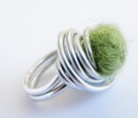 Wire Wrapped Cocktail Ring. Olive Green Felted Wool. Felted Wool Ring. Aluminum Ring. Modern Jewellery. Textile Jewelry. SteamyLab.