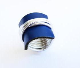 Wire Wrap Ring. Blue Recycled Leather Ring. Customizable Ring. Aluminum Ring. Modern Jewelry. Leather Jewellery. Handmade by SteamyLab.