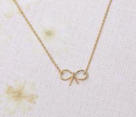 Tiny bow necklace in gold
