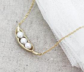 Three peas in a pod necklace