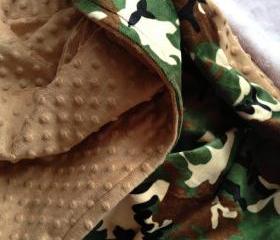 Tan Bubble With Minky Camo Green Minky Blanket// Size 28'x40'