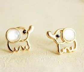 Hot Sell Lovely Beige Opal Elephant Stud Earrings
