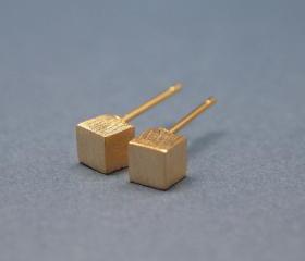 Cube studs earrings in matte gold