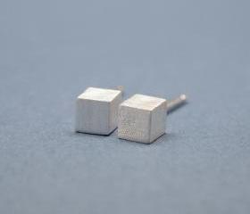 Cube studs earrings in matte silver