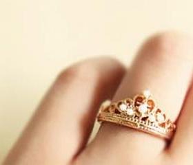 Elegant Pearl Crown Ring