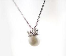 Elegant Crown Pearl Pendant Necklace