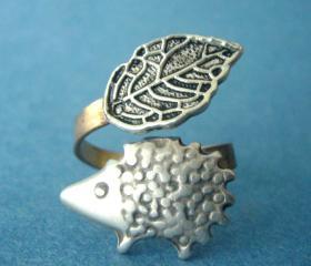 leaf and hedgehog ring