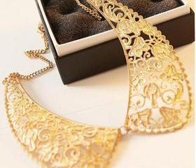 Delicate Peter Pan Style Floral Collar Golden Necklace