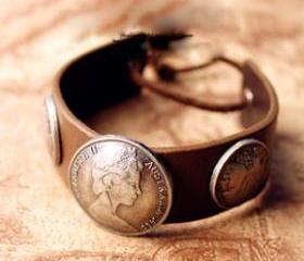 Vintage Victoria Pendant Bangle