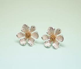  White Daisy flower Earrings