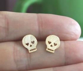 Heart eye skull earring