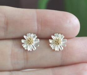 Tiny daisy flower earring in silver