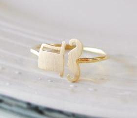 Adjustable mustache and top hat ring in gold