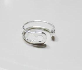 Knuckle ring, adjustable ring, safety pin ring in white gold